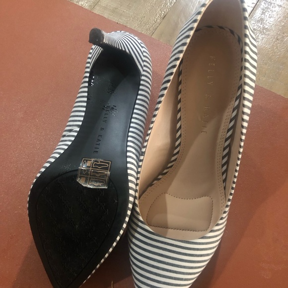 In Like New Kelly & Katie 8.5 Gray & White Shoes - Picture 3 of 3